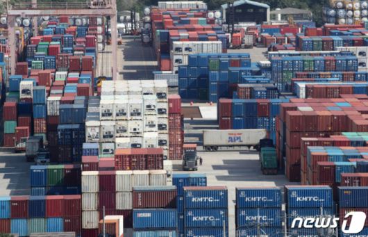 (부산=뉴스1) 김영훈 기자 = 7일 부산 남구 부산항 용당부두에 컨테이너 트럭들 이동하고 있다. 2022.9.7/뉴스1  Copyright (C) 뉴스1. All rights reserved. 무단 전재 및 재배포 금지.