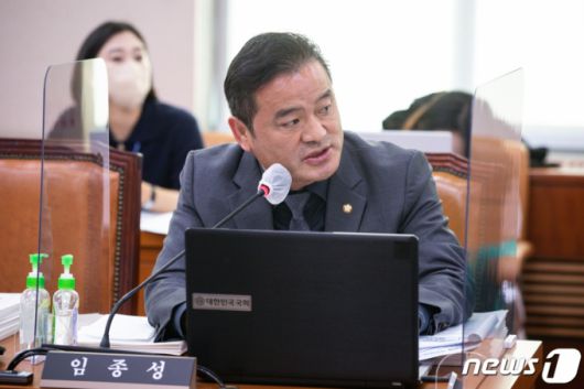 (서울=뉴스1) 유승관 기자 = 임종성 더불어민주당 의원이 18일 서울 여의도 국회에서 열린 문화체육관광위원회의 국립중앙박물관 등 산하기관에 대한 국정감사에서 의사 진행 발언을 하고 있다. 2022.10.18/뉴스1  Copyright (C) 뉴스1. All rights reserved. 무단 전재 및 재배포 금지.