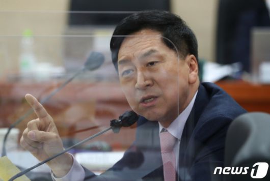 (용인=뉴스1) 김영운 기자 = 김기현 국민의힘 의원이 14일 오전 경기 용인시 지상작전사령부에서 열린 국회 국방위원회의 육군지상작전사령부에 대한 국정감사에서 질의를 하고 있다. 2022.10.14/뉴스1  Copyright (C) 뉴스1. All rights reserved. 무단 전재 및 재배포 금지.