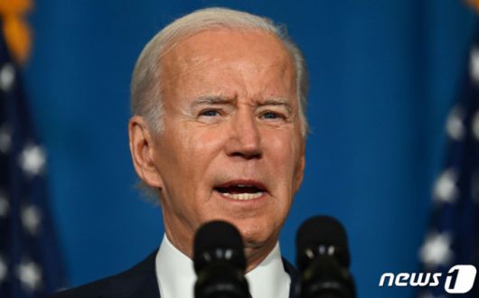 (워싱턴 AFP=뉴스1) 우동명 기자 = 조 바이든 미국 대통령이 2일(현지시간) 워싱턴의 콜럼버스 클럽에서 열린 민주당 전국 위원회서 연설을 하고 있다.  ⓒ AFP=뉴스1  Copyright (C) 뉴스1. All rights reserved. 무단 전재 및 재배포 금지.