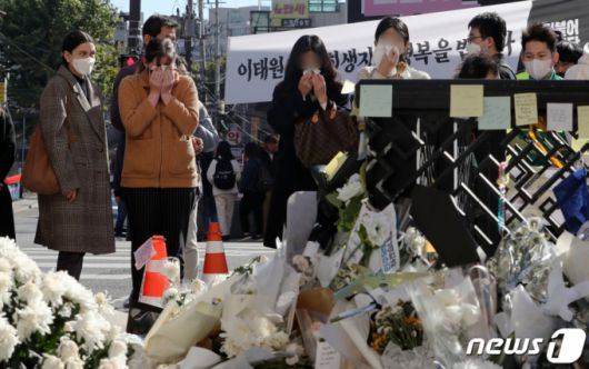 지난 5일 오후 서울 용산구 이태원역 1번출구에 마련된 이태원 참사 추모공간을 찾은 시민들과 외국인들이 눈물을 흘리고 있다. /사진=뉴스1