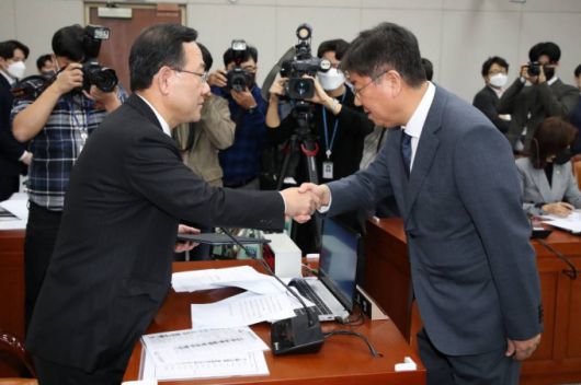 [서울=뉴시스] 김선웅 기자 = 김대기 대통령비서실장이 8일 서울 여의도 국회 운영위원회에서 열린 대통령비서실, 국가안보실, 대통령경호처에 대한 국정감사에 출석해 증인 선서를 마친 뒤 주호영 국회 운영위원장과 악수하고 있다. 2022.11.08.