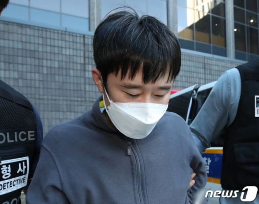 (서울=뉴스1) 송원영 기자 = '신당역 스토킹 살인사건'의 피의자 전주환이 21일 오전 서울 서초구 서울중앙지방검찰청으로 송치되고 있다.   전주환은 지난 14일 오후 9시께 서울 지하철 2호선 신당역 내부 화장실에서 자신과 서울교통공사 입사 동기였던 여성 역무원에게 흉기를 휘둘러 살해해 특정범죄 가중처벌 등에 관한 법률상 보복살인 혐의를 받고 있다. 2022.9.21/뉴스1  Copyright (C) 뉴스1. All rights reserved. 무단 전재 및 재배포 금지.