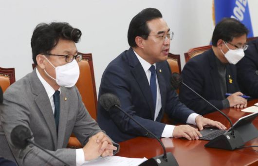 [서울=뉴시스] 최진석 기자 = 박홍근(가운데) 더불어민주당 원내대표가 22일 서울 여의도 국회에서 열린 원내대책회의에서 발언하고 있다. 2022.11.22.