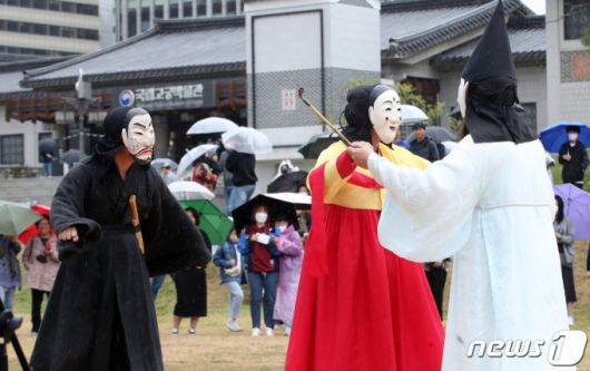 (서울=뉴스1) 임세영 기자 = 한글날인 9일 오전 서울 종로구 경복궁에서 열린 2022 가을 궁중문화축전에서 'OK 탈춤' 관노가면극이 펼쳐지고 있다. 이번 'OK, 탈춤'은 유네스코 인류무형문화유산의 등재를 기원하기 위해 12개의 국가무형유산 탈춤을 선보이는 무대이다. 2022.10.9/뉴스1  Copyright (C) 뉴스1. All rights reserved. 무단 전재 및 재배포 금지.