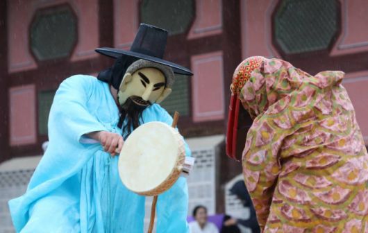 [서울=뉴시스] 권창회 기자 = 9일 오후 서울 종로구 경복궁에서 열린 '2022 가을 궁중문화축전'에서 'OK 탈춤' 공연이 진행되고 있다. 2022.10.09.
