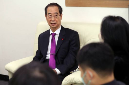 [세종=뉴시스] 강종민 기자 = 한덕수 국무총리가 6일 세종시 정부세종청사에서 열린 출입기자 간담회에서 질문에 답하고 있다. 2022.12.06.