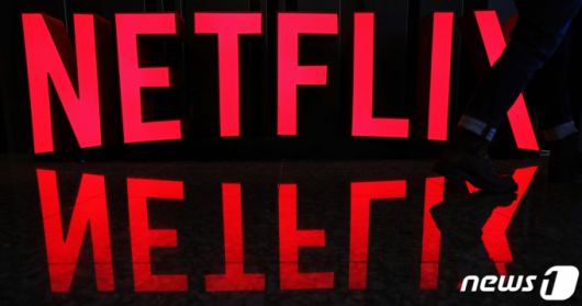 (서울=뉴스1) 오대일 기자 = 한국시장을 겨냥해 공세적인 전략을 펼치고 있는 동영상 스트리밍 서비스 넷플릭스가 24일 서울 중구 더플라자호텔에서 오리지널 시리즈 '킹덤' 기자간담회를 열고 자사 콘텐츠 띄우기에 나섰다. 넷플릭스는 이날 '거실에서 펼쳐지는 엔터테인먼트 킹덤'을 주제로 미디어 행사를 열고 파트너 생태계 구축과 제품 혁신, 뛰어난 스토리 발굴 부분에서 소비자의 엔터테인먼트 경험을 향상시키기 위한 노력을 소개했다. 사진은 이날 행사장에 설치된 넷플릭스 기업 로고. 2019.1.24/뉴스1