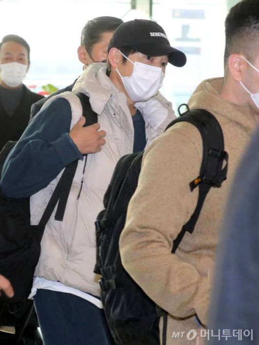 5일 배우 송중기가 태국 방콕에서 열리는 '제37회 골든디스크어워즈' 참석을 위해 인천국제공항을 통해 출국하고 있다. /사진=임성균 기자 tjdrbs23@