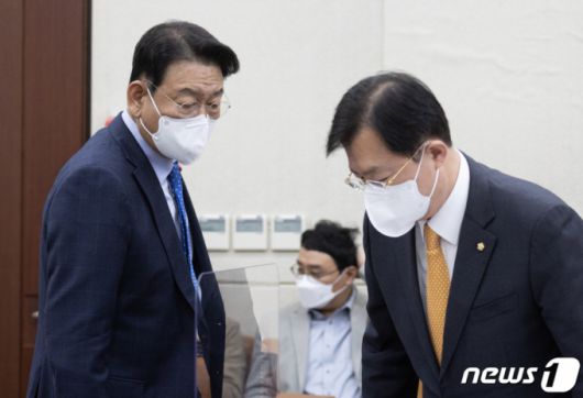 (서울=뉴스1) 이재명 기자 = 이태원 참사 진상규명과 재발방지를 위한 국정조사특별위원회 여야 간사인 김교흥 더불어민주당 의원(왼쪽)과 이만희 국민의힘 의원이 29일 오후 서울 여의도 국회에서 열린 용산 이태원 참사 진상규명과 재발방지를 위한 국정조사특별위원회 전체회의에서 논의를 하기 위해 잠시 이석하고 있다. 2022.12.29/뉴스1  Copyright (C) 뉴스1. All rights reserved. 무단 전재 및 재배포 금지.