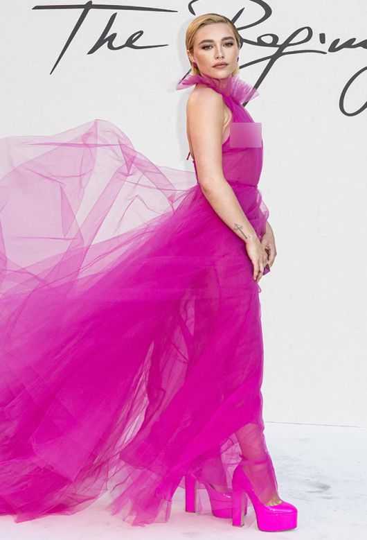 영국 출신 배우 플로렌스 퓨가 지난해 7월 이탈리아 로마에서 열린 패션 브랜드 '발렌티노' 패션쇼에서 선보인 파격 시스루 패션./Reuters/뉴스1