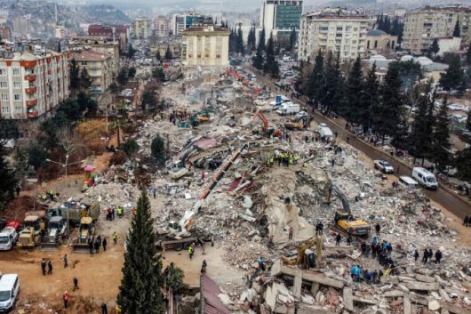 지난 6일(현지시간) 발생한 지진으로 튀르키예 건물이 무너진 모습/AFPBBNews=뉴스1