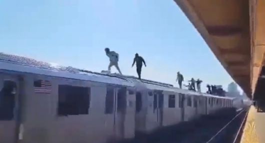 달리는 지하철 위를 질주하는 이른바 '지하철 서핑'(Subway Surfing)이 미국 청소년들 사이에서 유행하면서, 이로 인한 사망사고도 급증하고 있다. /사진=트위터