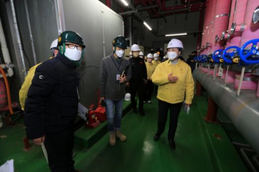 신계용 과천시장(오른쪽)이 지난해 10월 경기도 과천시 청소년수련관 기계실을 방문해 안전관리 실태를 점검하고 있다./사진제공=과천시