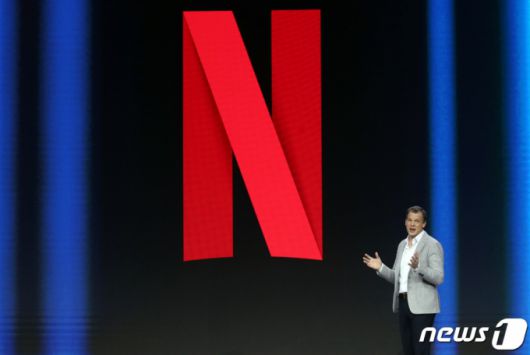 그렉 피터스(Greg Peters) 넷플릭스 공동 최고 경영 책임자(CEO)가 28일 오후(현지시간) 스페인 바르셀로나 피라 그란 비아 '모바일월드콩그레스'(MWC 2023) 전시장에서 엔터테인먼트의 미래를 주제로 기조연설을 하고 있다. 2023.3.1/뉴스1