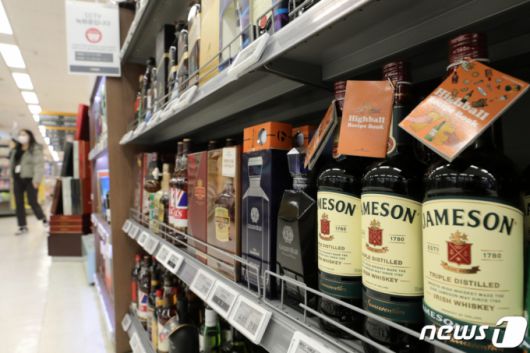 지난 23일 서울 시내의 한 대형마트에 위스키가 진열돼 있다./사진= 뉴스1