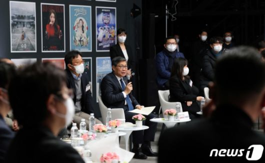 (서울=뉴스1) = 전병극 문화체육관광부 제1차관이 27일 경기도 파주 CJ ENM 스튜디오센터에서 제6차 방송영상산업 진흥 중장기계획 발표 후 관계자들과 간담회를 하고 있다. (문화체육관광부 제공) 2022.12.27/뉴스1  Copyright (C) 뉴스1. All rights reserved. 무단 전재 및 재배포 금지.