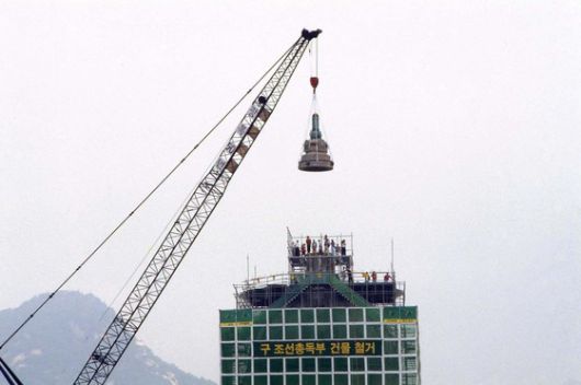= 행정자치부 국가기록원은 제70주년 광복절을 맞아 1940~90년대 광복절 및 정부수립 경축행사 관련 기록물을 오는 14일부터 누리집(홈페이지·www.archives.go.kr)을 통해 서비스한다고 13일 밝혔다. 사진은 1995년 광복 50주년 기념 구 조선 총독부 건물 철거 모습. (국가기록원 제공) 2015.8.13/뉴스1