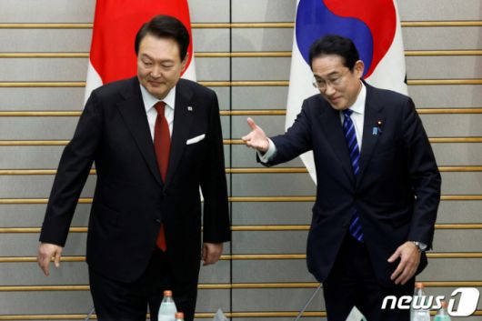 (로이터=뉴스1) 정윤영 기자 = 16일(현지시간) 윤석열 대통령과 기시다 후미오 일본 총리가 일본 도쿄 총리 관저에서 만나 한일 정상회담을 가지고 있다  ⓒ 로이터=뉴스1  Copyright (C) 뉴스1. All rights reserved. 무단 전재 및 재배포 금지.