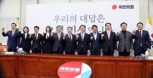 [서울=뉴시스 전진환 기자 = 김기현 국민의힘 대표가 16일 오후 서울 여의도 국회에서 주요당직자 임명장 수여식 후 기념촬영을 하고 있다. 국민의힘 김민수(왼쪽부터) 대변인, 김예령 대변인, 구자근 비서실장, 배현진 조직부총장, 박성민 전략기획부총장, 이철규 사무총장, 김 대표, 강대식 최고위원, 강민국 수석대변인, 유상범 수석대변인, 윤희석 대변인. 2023.03.16.