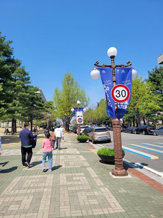 2일 서울 여의도 국회 안 곳곳에 2030 부산세계박람회 유치를 지지하는 내용의 현수막이 걸린 모습/사진=김성은 기자