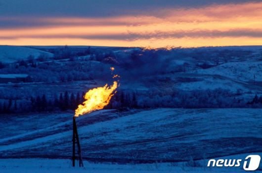 (왓포드 시티 로이터=뉴스1) 정윤미 기자 = 미국 노스다코타 왓포드시티 외곽에 위치한 한 유정에서 천연가스가 불길을 뿜고 있는 모습. 사우디아라비아와 러시아 주도로 마련된 산유국 협의체 OPEC+가 내달 5일 원유 생산량을 결정하는 회의를 앞두고 추가 감산 우려가 고조되고 있다.  2022.11.28 ⓒ 로이터=뉴스1  Copyright (C) 뉴스1. All rights reserved. 무단 전재 및 재배포 금지.