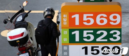 지난  2일 서울 시내의 한 주유소에서 휘발유와 경유가 각각 1569원과 1523원에 판매되고 있다. /사진=뉴스1