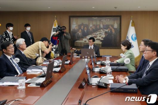 (서울=뉴스1) 사진공동취재단 = 이창용 한국은행 총재가 11일 서울 중구 한국은행에서 열린 금융통화위원회를 주재하고 있다. 2023.4.11/뉴스1  Copyright (C) 뉴스1. All rights reserved. 무단 전재 및 재배포 금지.