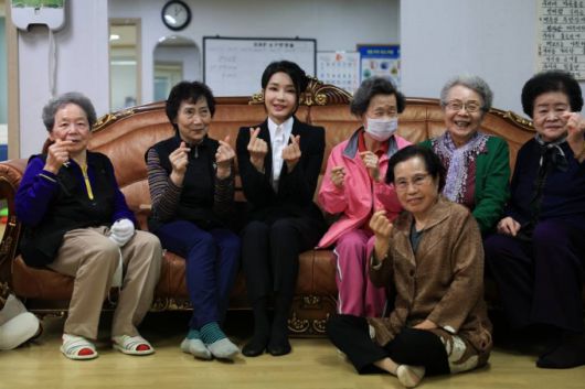 윤석열 대통령 부인 김건희 여사가 14일 대전 한밭종합사회복지관 내 경로당을 찾아 어르신들과 기념촬영하고 있다. (사진=대통령실 제공) /사진=뉴시스