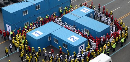 [서울=뉴시스] 김선웅 기자 = 6일 서울 중구 서울경찰청 기동본부에서 경찰 기동대원들이  인파관리 시범 훈련을 하고 있다. 2023.04.06.