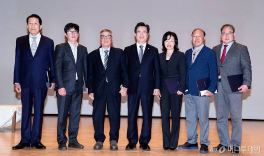 정황근(사진 왼쪽에서 4번째) 농식품부장관이 지난 14일 정부세종청사에서 이재복, 이혜원 대표 등 국내 낙농업 위상제고에 기여한 6인에게 장관상을 수여한 뒤 기념사진을 찍고 있다.