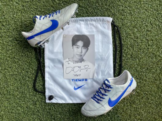 가수 임영웅이 장애인 축구선수들에게 선물한 축구화와 사인 /사진=영웅시대