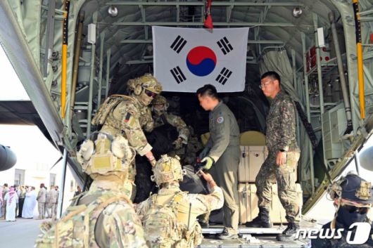 무력충돌이 벌어진 수단에서 체류 중이던 우리 교민 등이 24일(현지시간) 공군의 C-130J '슈퍼허큘리스' 수송기를 타고 사우디아라비아 제다 공항에 도착했다. 장병들이 물품을 하역하고 있다. (국방부 제공) /사진=뉴스1