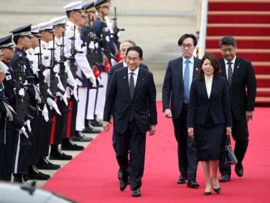 한일 정상회담을 위해 기시다 후미오 일본 총리와 부인 기시다 유코 여사가 7일 경기도 성남 서울공항을 통해 입국하고 있다. /사진=뉴시스