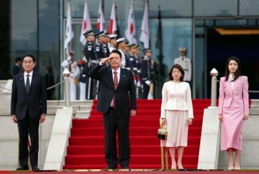 [서울=뉴시스]  윤석열 대통령이 7일 서울 용산 대통령실 청사에서 열린 기시다 후미오 일본 총리 공식환영식에서 거수 경례를 하고 있다. (사진=대통령실 제공) 2023.05.07.