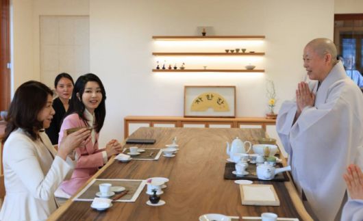 [서울=뉴시스] 윤석열 대통령 부인 김건희 여사와 기시다 후미오 일본 총리 부인 유코 여사가 7일 서울 은평구 진관사를 방문해 차를 마시고 있다. (사진=대통령실 제공) 2023.05.07. *재판매 및 DB 금지