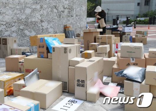 10일 오후 경기 수원시의 한 대단지 아파트 정문에 택배들이 쌓여있다. 해당 아파트는 지난 1일부터 택배 차량의 지상 통행을 전면 금지하면서 택배 기사들이 문 앞까지 전달하던 택배 물건을 아파트 정문에 쌓아놓고 있다./사진=뉴스1