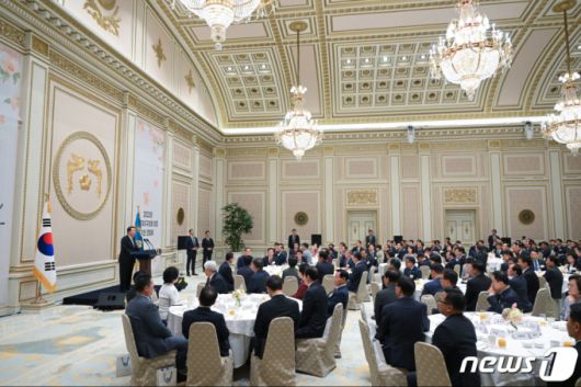 윤석열 대통령이 12일 청와대 영빈관에서 열린 시군자치구의회의장 오찬 간담회에서 모두발언을 하고 있다. (대통령실 제공) /사진=뉴스1