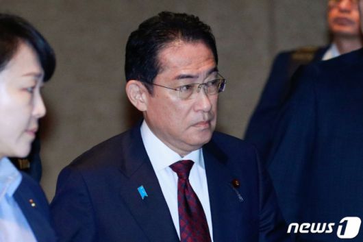 기시다 후미오 일본 총리가 8일 오전 서울 중구 롯데호텔에서 정진석 한일의원연맹 회장, 윤호중 간사장을 면담하기 위해 이동하고 있다. /사진=뉴스1