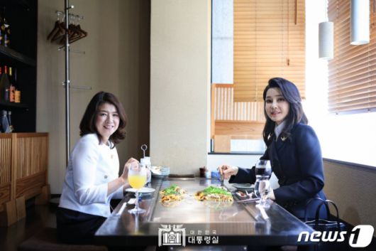 (서울=뉴스1) 오대일 기자 = 김건희 여사와 기시다 유코 여사가 21일 일본 히로시마의 한 식당에서 오코노미야키 오찬을 하고 있다. (대통령실 홈페이지) 2023.5.21/뉴스1  Copyright (C) 뉴스1. All rights reserved. 무단 전재 및 재배포 금지.