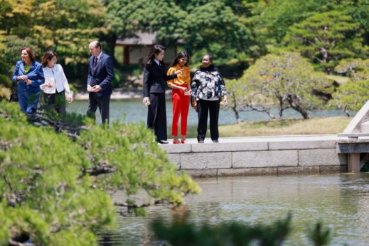[히로시마=뉴시스] 홍효식 기자 = 윤석열 대통령과 함께 일본을 방문 중인 김건희 여사가 21일 히로시마 슈케이엔에서 열린 G7 정상회의 공식 배우자 프로그램에 참석해 잉어에게 먹이를 주고 있다. (공동취재사진) 2023.05.21.