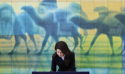 [히로시마=뉴시스] 홍효식 기자 = 김건희 여사가 21일 히로시마 평화기념공원 내 평화기념자료관을 둘러본 뒤 방명록은 작성하고 있다. (공동취재) 2023.05.21.