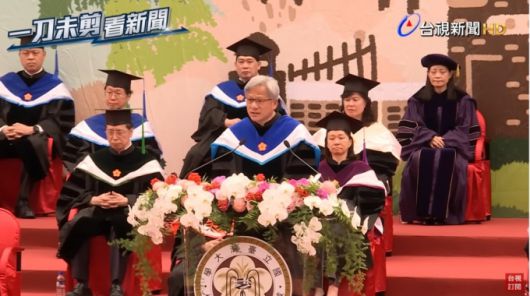 젠슨 황의 대만대 졸업 연설 장면/사진=타이스신원 유튜브 캡쳐