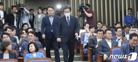 (서울=뉴스1) 임세영 기자 = 이재명 더불어민주당 대표가 14일 오후 서울 여의도 국회에서 열린 쇄신 의원총회에 참석하고 있다. 2023.5.14/뉴스1  Copyright (C) 뉴스1. All rights reserved. 무단 전재 및 재배포 금지.