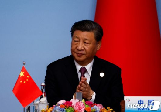 (시안 로이터=뉴스1) 우동명 기자 = 시진핑 중국 국가주석이 19일 (현지시간) 산시성 시안에서 열린 중국-중앙 아시아 정상회의를 마치고 기자회견에 참석을 하고 있다.   ⓒ 로이터=뉴스1  Copyright (C) 뉴스1. All rights reserved. 무단 전재 및 재배포 금지.
