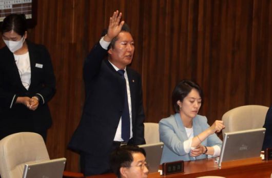 [서울=뉴시스] 이영환 기자 = 정청래 더불어민주당 의원이 30일 오후 서울 여의도 국회에서 열린 제406회국회(임시회) 제2차 본회의에서 국회의장을 향해 손짓하며 발언을 하고 있다. 2023.05.30.