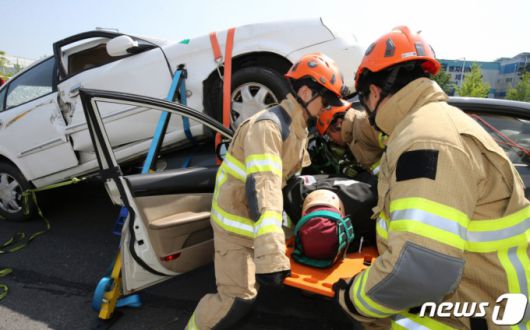 (대전=뉴스1) 김기태 기자 = 15일 대전 유성구 대전소방본부 119특수구조대응단에서 소방관들이 교통사고 대비 인명구조 특별 훈련을 하고 있다. 2023.5.15/뉴스1  Copyright (C) 뉴스1. All rights reserved. 무단 전재 및 재배포 금지.