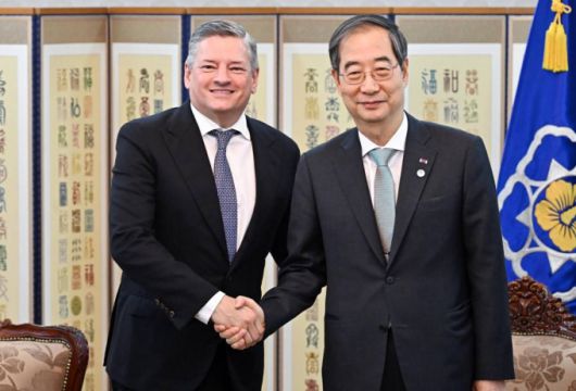 [서울=뉴시스] 배훈식 기자 = 한덕수 국무총리가 22일 오후 서울 종로구 정부서울청사에서 테드 서랜도스 넷플릭스 공동 최고경영자와 악수하고 있다. (공동취재사진) 2023.06.22.