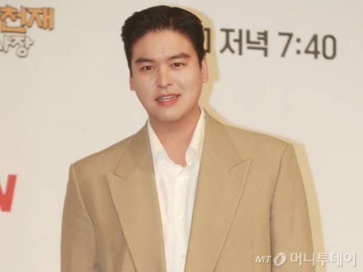 배우 이장우가 29일 오전 서울 마포구 도화동 서울가든호텔에서 열린 tvN 신규 예능 '장사천재 백사장' 제작발표회에 참석해 포즈를 취하고 있다.  대한민국 최고의 외식 경영 전문가 백종원이 한식 불모지에서 직접 창업부터 운영까지 나서는 백종원의 세계 밥장사 도전기를 그린 '장사천재 백사장'은 4월 2일 첫 방송된다. /2023.03.29 /사진=이동훈 기자 photoguy@