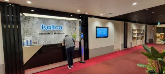 도쿄IT지원센터 내부 모습, 한 방문객이 K스타트업 미팅을 위해 신청서를 작성하고 있다/사진=도쿄IT지원센터